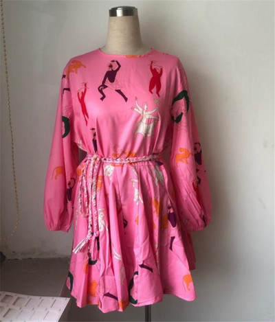 Modern női ruha színes rátéttel és derékkötővel