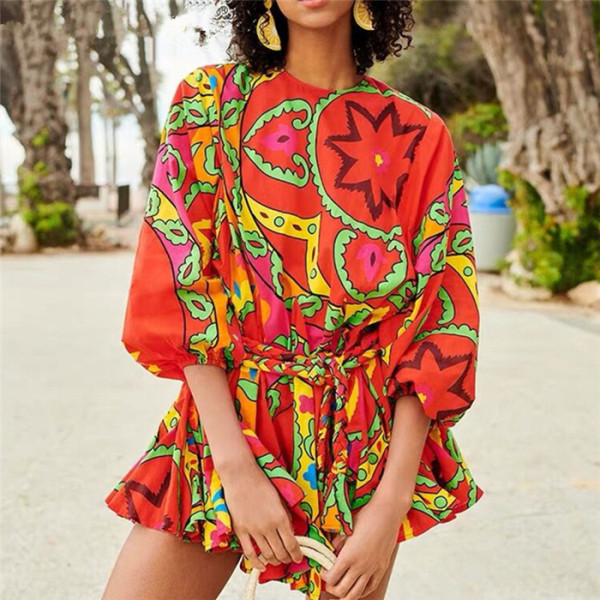 Modern női ruha színes rátéttel és derékkötővel