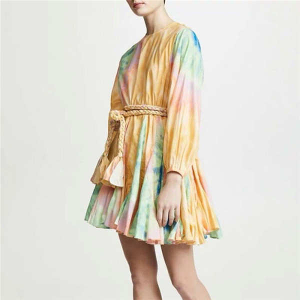 Modern női ruha színes rátéttel és derékkötővel