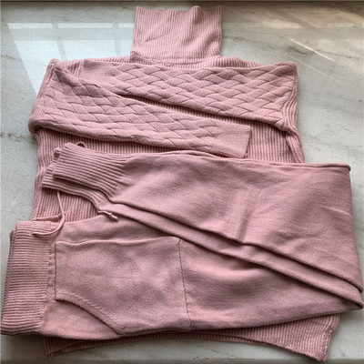 Γυναικείο φθινόπωρο-χειμωνιάτικο σετ σε μπεζ, μπλε, ροζ και γκρι χρώμα