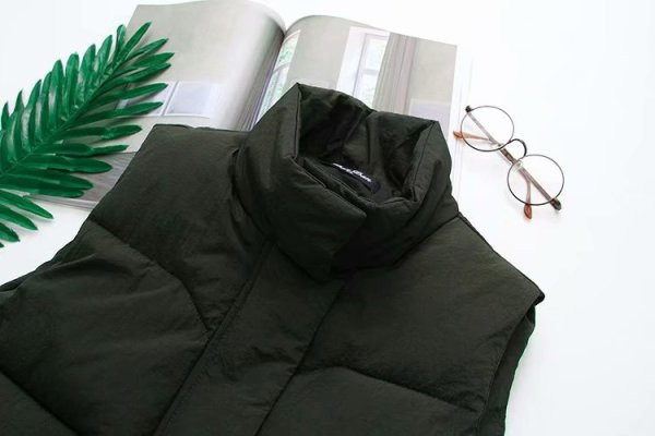 Casual γυναικείο γιλέκο με μεγάλο κολάρο και φερμουάρ σε πράσινο και μαύρο χρώμα