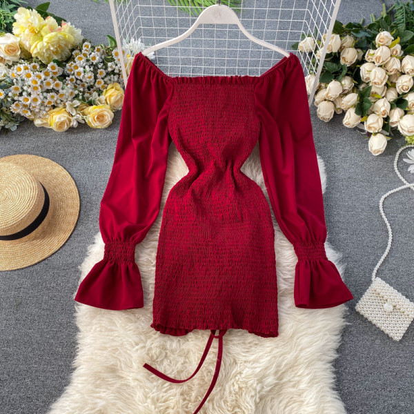 Modern női ruha gumival és nyakkendővel piros, fehér és fekete színben