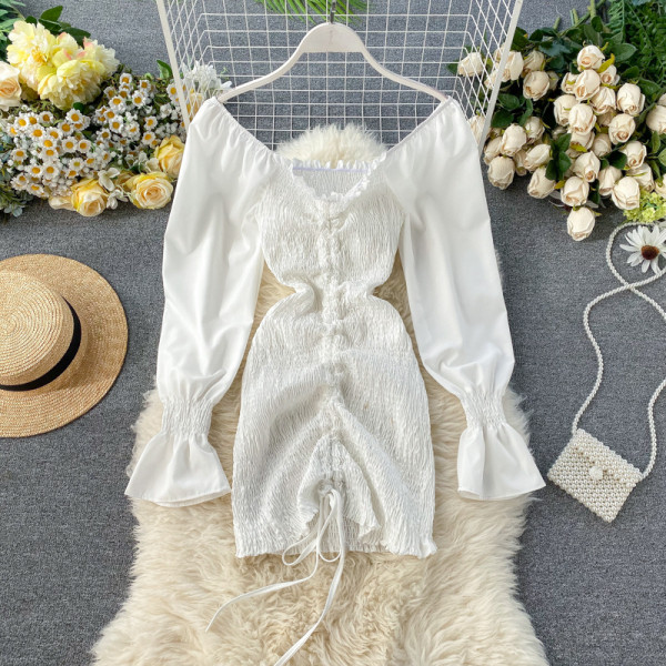 Modern női ruha gumival és nyakkendővel piros, fehér és fekete színben