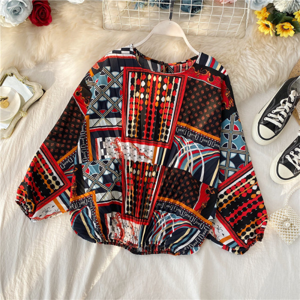 Modern rakott női blúz ovális nyakkivágással, színes mintával több színben