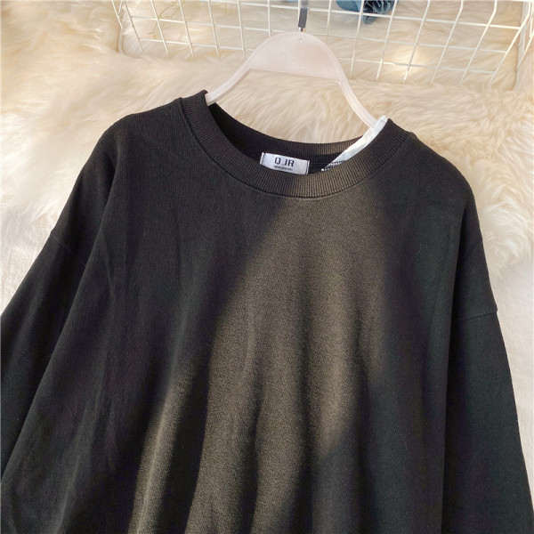 Μοντέρνο πουλόβερ  με ωοειδές λαιμόκοκκο και ασύμμετρο μοτίβο με μακρύ μανίκι