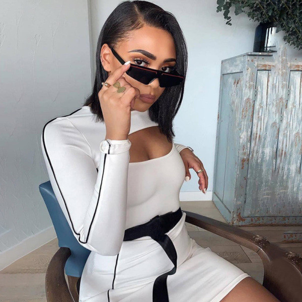 Női ruha kerek nyakkivágással, fehér és fekete kivágásokkal