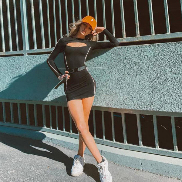 Női ruha kerek nyakkivágással, fehér és fekete kivágásokkal