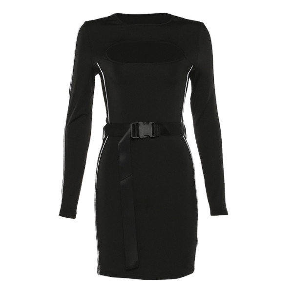 Női ruha kerek nyakkivágással, fehér és fekete kivágásokkal