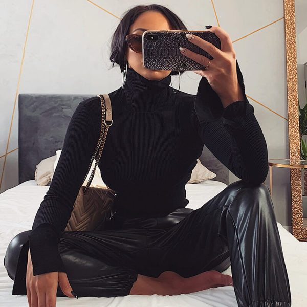 Νέο μοντέλο γυναικείο πουλόβερ με υψηλό κολάρο και μακρύ μανίκι σε μαύρο και μπεζ χρώμα