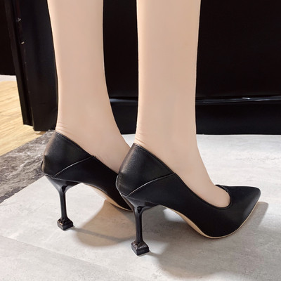 Κομψά γυναικεία παπούτσια με λεπτό τακούνι