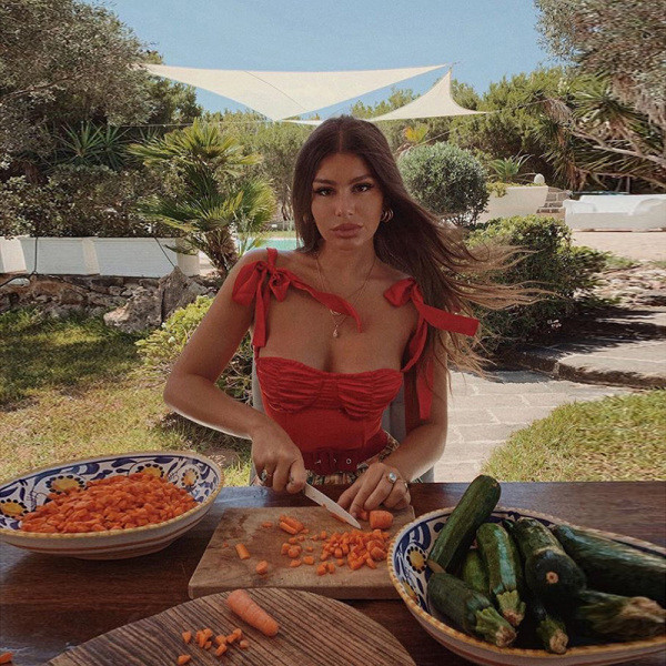 Modern női felső vékony pántokkal Karcsú modell fekete, piros és rózsaszín színekben