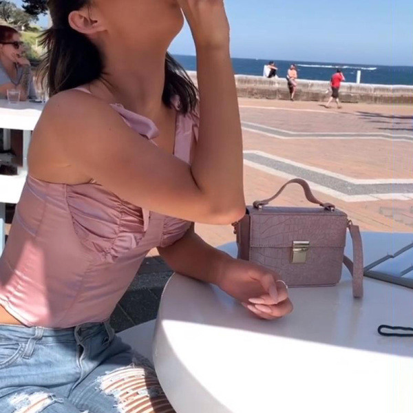 Modern női felső vékony pántokkal Karcsú modell fekete, piros és rózsaszín színekben