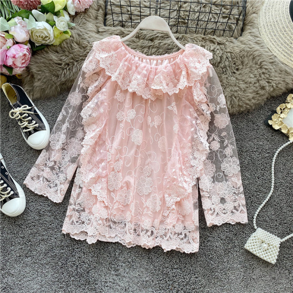 Stílusos női csipkeblúz csónakos nyakkivágással és hosszú ujjú, több színben