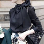 Stílusos női ing fehér és fekete színben, hosszú ujjal és szalaggal