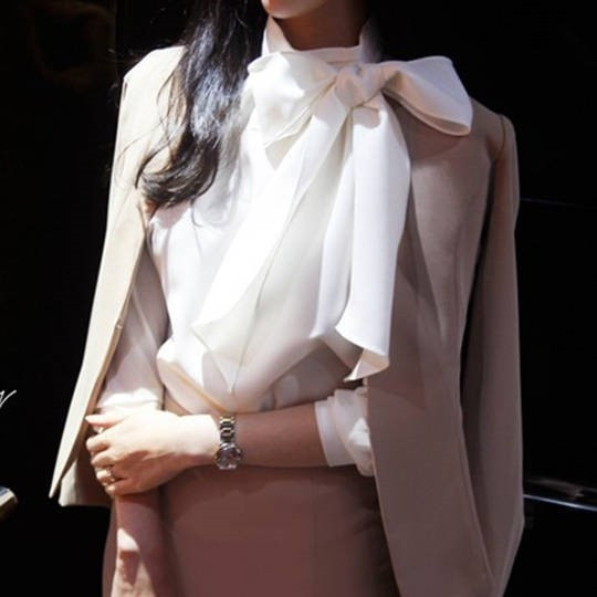 Stílusos női ing fehér és fekete színben, hosszú ujjal és szalaggal