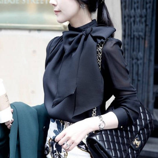 Stílusos női ing fehér és fekete színben, hosszú ujjal és szalaggal