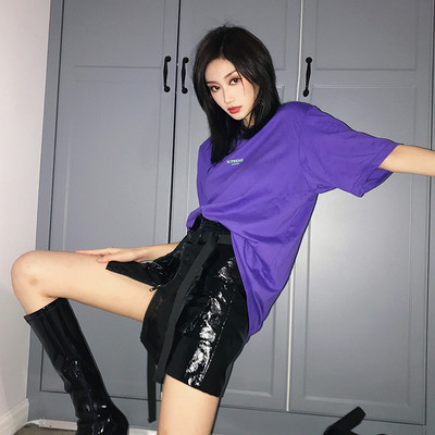 Fekete műbőr női szoknya övvel, zsebekkel és cipzárral