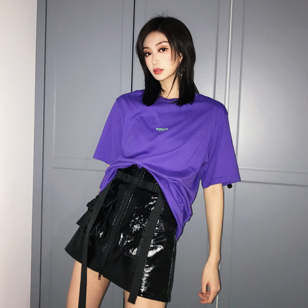 Fekete műbőr női szoknya övvel, zsebekkel és cipzárral