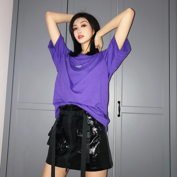 Fekete műbőr női szoknya övvel, zsebekkel és cipzárral