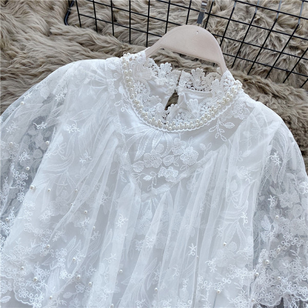 Modern női csipke ing fehér és fekete gyöngyökkel