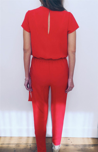 Γυναικεία κομψή ολόσωμη φόρμα με βαθύ λαιμόκοψη σε κόκκινο χρώμα