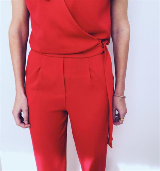 Γυναικεία κομψή ολόσωμη φόρμα με βαθύ λαιμόκοψη σε κόκκινο χρώμα