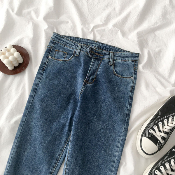 Női farmer kék színben, magas derékkal és zsebekkel