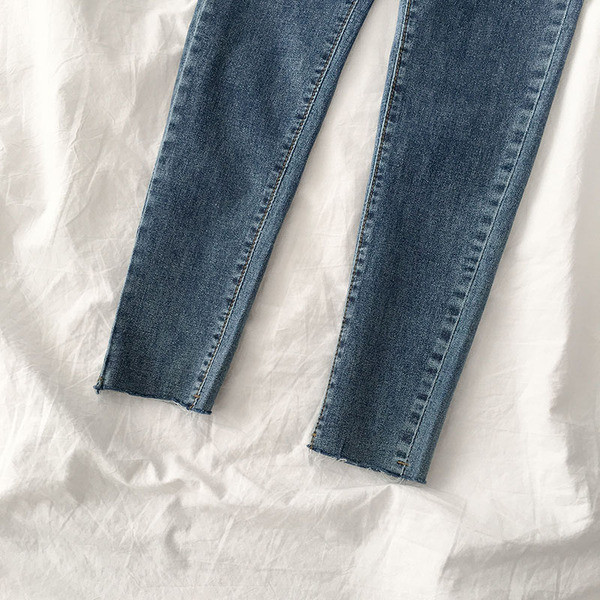 Női farmer kék színben, magas derékkal és zsebekkel