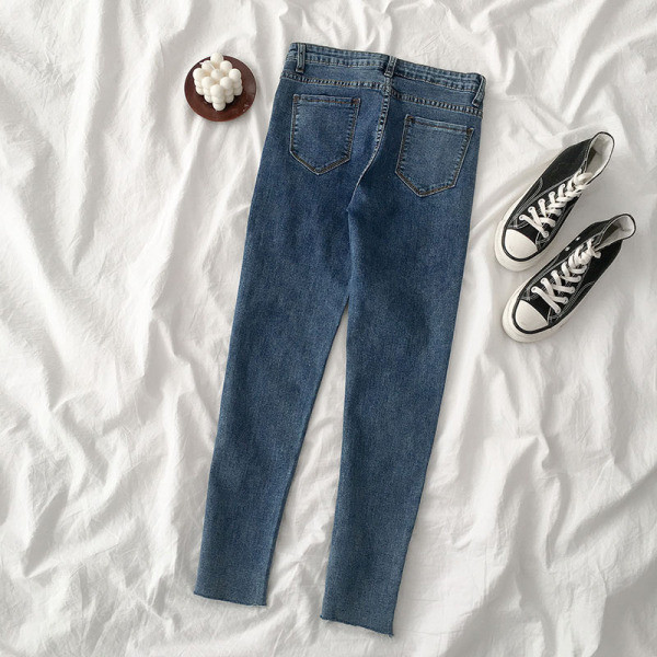 Női farmer kék színben, magas derékkal és zsebekkel