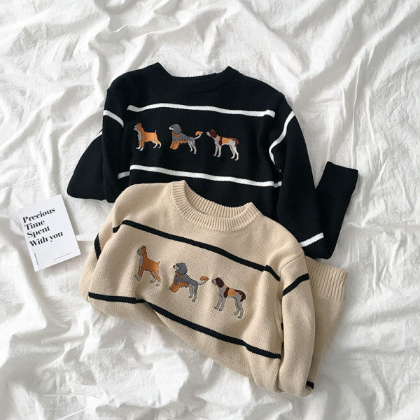 Fekete és bézs színű női pulóver kerek nyakkivágással és hímzéssel