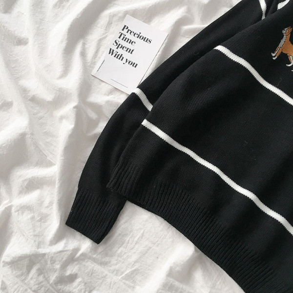 Fekete és bézs színű női pulóver kerek nyakkivágással és hímzéssel