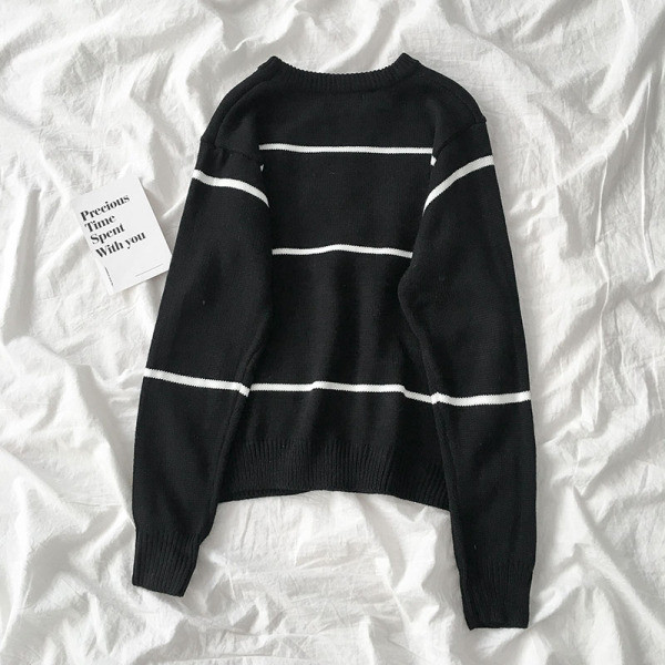 Fekete és bézs színű női pulóver kerek nyakkivágással és hímzéssel