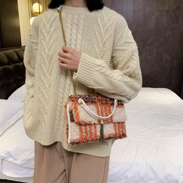 Modern női táska pehely és fém rögzítéssel