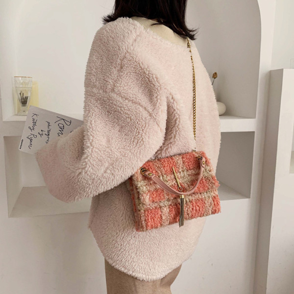 Modern női táska pehely és fém rögzítéssel