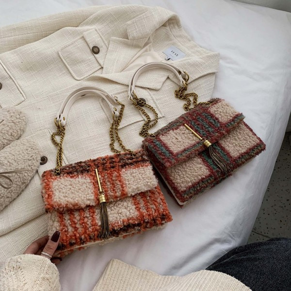 Modern női táska pehely és fém rögzítéssel