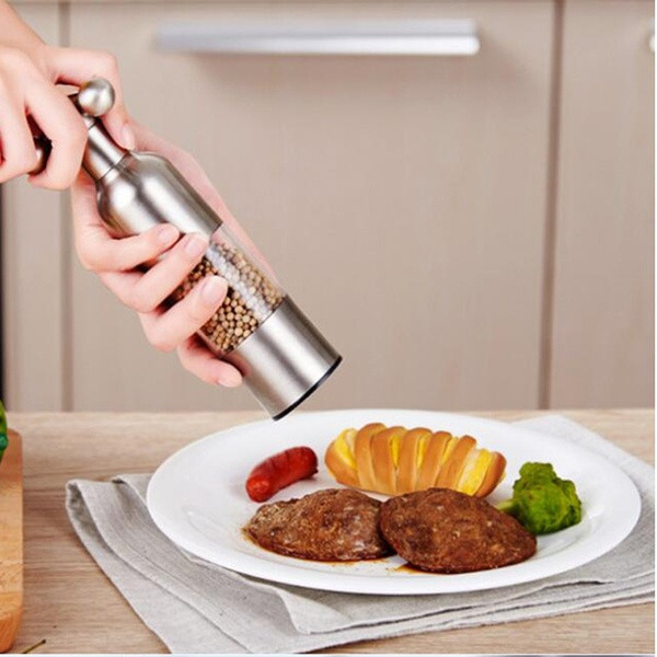 Rozsdamentes kézi daráló sóval és borssal ezüst színben