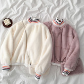 Fehér és rózsaszín női pulóver magas gallérral és hosszú ujjal