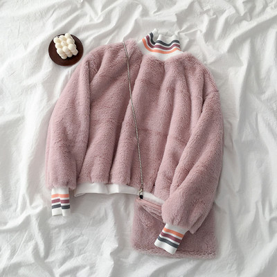 Fehér és rózsaszín női pulóver magas gallérral és hosszú ujjal