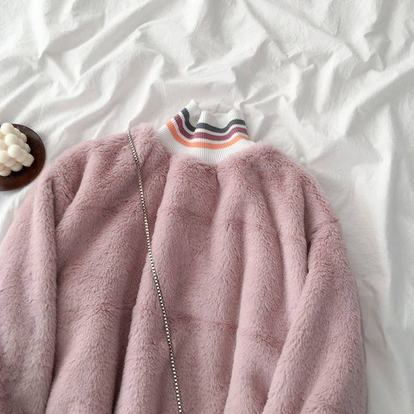 Fehér és rózsaszín női pulóver magas gallérral és hosszú ujjal