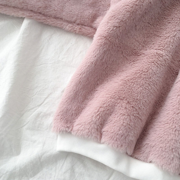 Fehér és rózsaszín női pulóver magas gallérral és hosszú ujjal