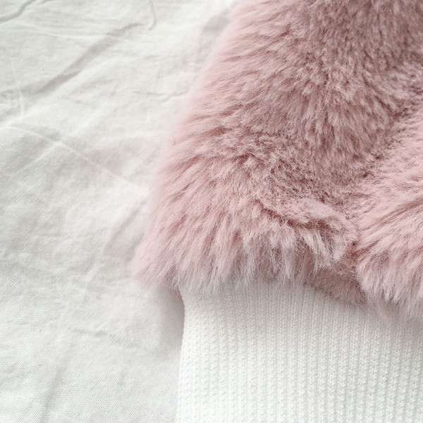 Fehér és rózsaszín női pulóver magas gallérral és hosszú ujjal