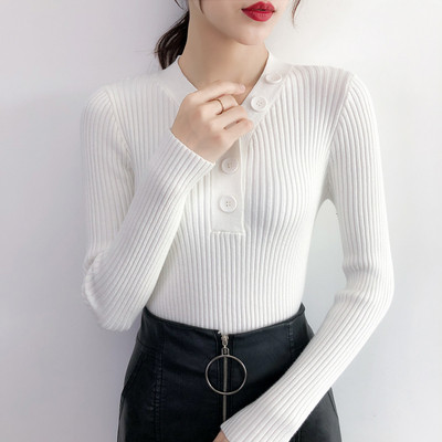 Női pulóver gombokkal vékony kötésből és spitz nyakkivágással