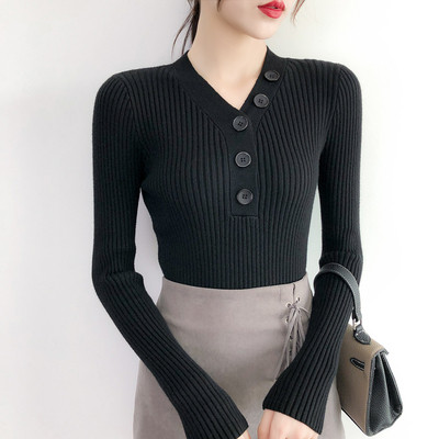 Női pulóver gombokkal vékony kötésből és spitz nyakkivágással