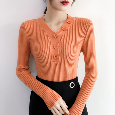 Női pulóver gombokkal vékony kötésből és spitz nyakkivágással