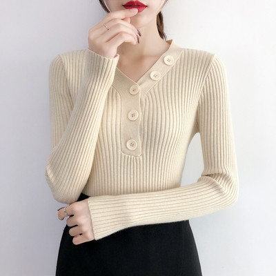 Női pulóver gombokkal vékony kötésből és spitz nyakkivágással