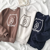 Καθημερινή γυναικεία μπλούζα σε τρία χρώματα με ωοειδές λαιμό και εφαρμογή