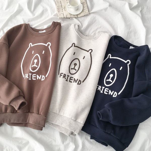 Καθημερινή γυναικεία μπλούζα σε τρία χρώματα με ωοειδές λαιμό και εφαρμογή