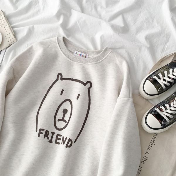 Καθημερινή γυναικεία μπλούζα σε τρία χρώματα με ωοειδές λαιμό και εφαρμογή