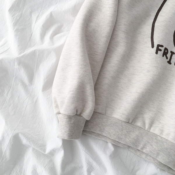 Καθημερινή γυναικεία μπλούζα σε τρία χρώματα με ωοειδές λαιμό και εφαρμογή