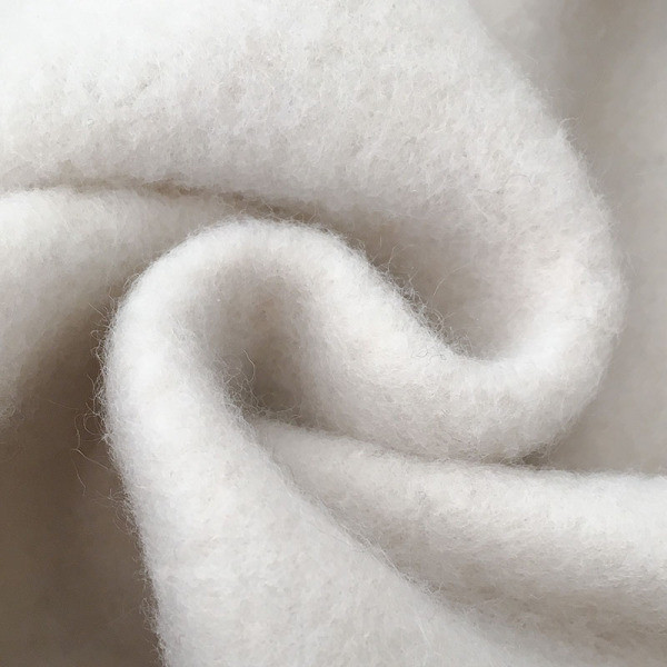 Καθημερινή γυναικεία μπλούζα σε τρία χρώματα με ωοειδές λαιμό και εφαρμογή